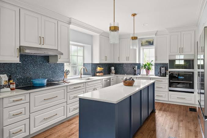 Kitchen Remodeling on Any Budget: Affordable Updates, Luxury Upgrades, Layout Ideas, Material Comparisons, and ROI Analysis